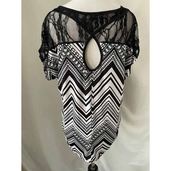 Tutta Bella Maternity Black/White Chevron Print Lace Keyhole Back Blouse - 1X - Picture 6 of 12